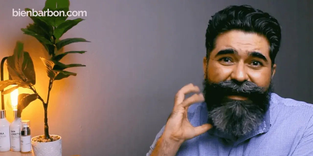Hombre con una barba corta y cuadrada, peinada con estilo. A su lado, una planta y productos de cuidado personal.