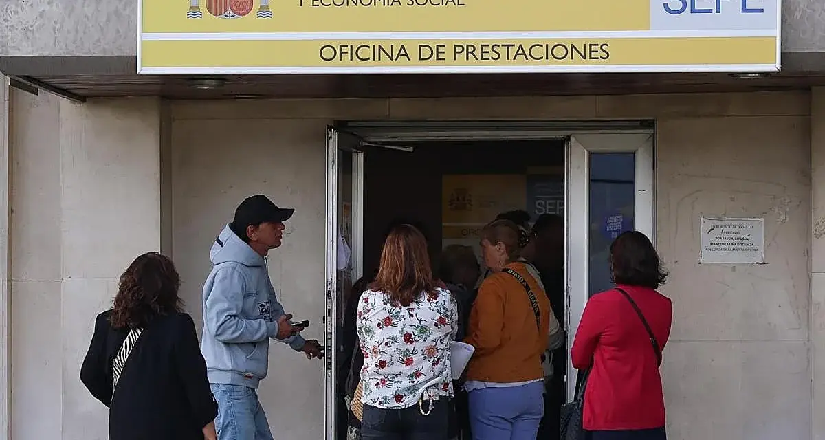 Personas esperan en la oficina de prestaciones del SEPE, donde se tramita lo que se considera renta para el SEPE.