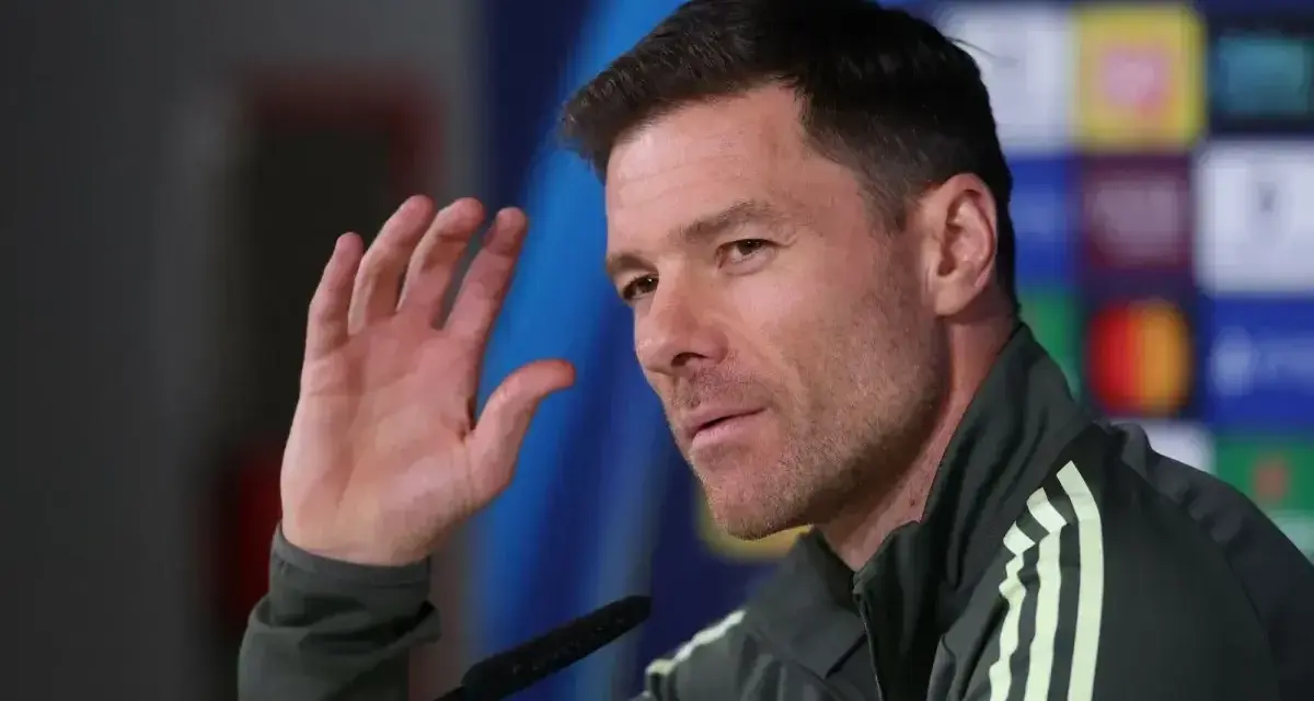 Xabi Alonso, potencjalny trener Chelsea, podczas konferencji prasowej.