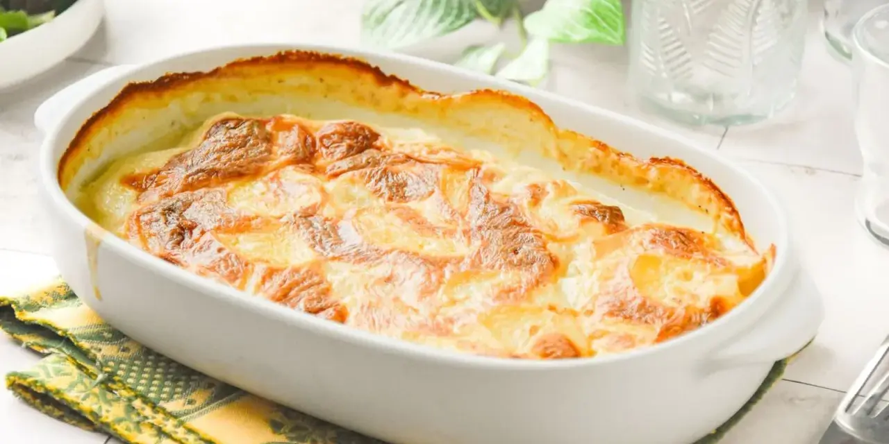 Graten de patatas cremoso y dorado, recién salido del horno, listo para ser disfrutado.