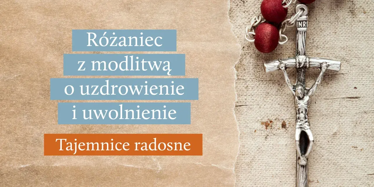 Różaniec z czerwonymi paciorkami i srebrnym krzyżem, z tekstem "Różaniec z modlitwą o uzdrowienie i uwolnienie. Tajemnice radosne".