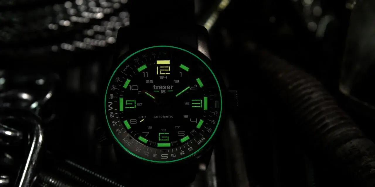 Zegarek Traser z tarczą świecącą w ciemności dzięki **super luminova**. Wskazówki i cyfry jasno oświetlają tarczę, ukazując precyzję i czytelność.