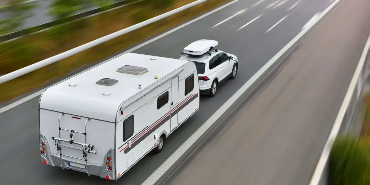 e-TOLL bus z przyczepą: Kiedy płacić? Oblicz DMC i uniknij kary!