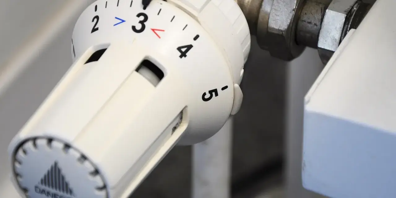 Termostat på element inställd på 3. Vrid för att ta bort element om det behövs.