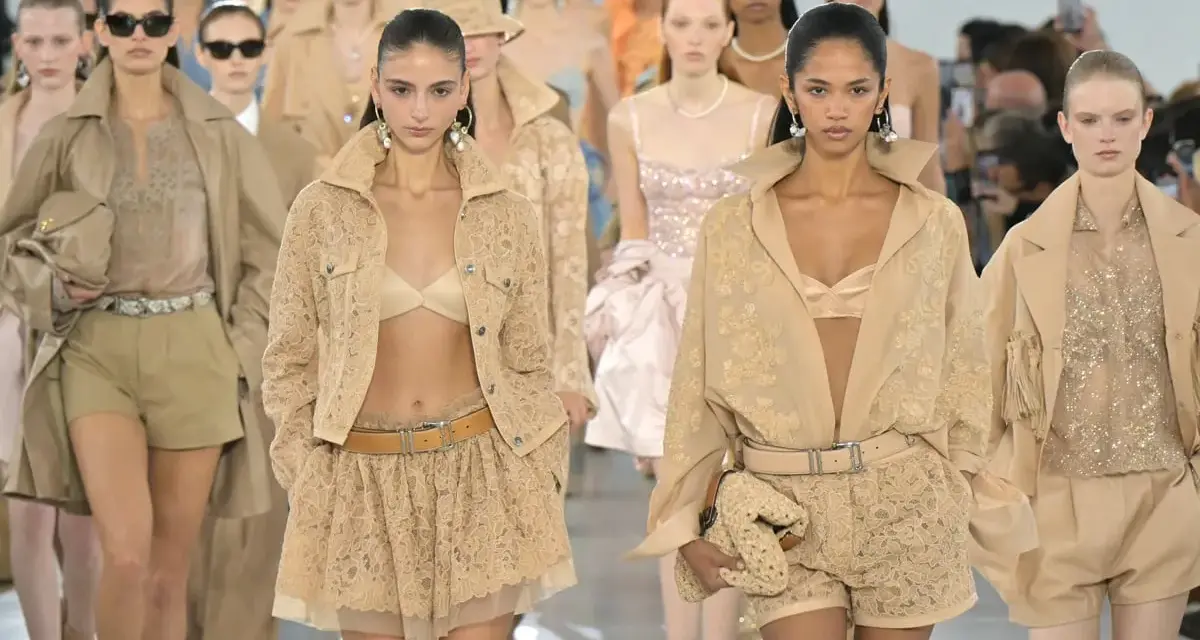 Sfilata di moda a Milano, Milano Fashion Week 2024: modelle con outfit in pizzo color sabbia, giacche leggere e shorts.