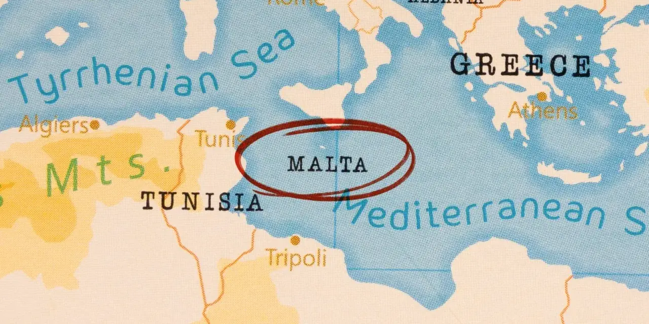 Mapa pokazuje, gdzie jest Malta, wyspa na Morzu Śródziemnym, między Tunezją a Grecją.