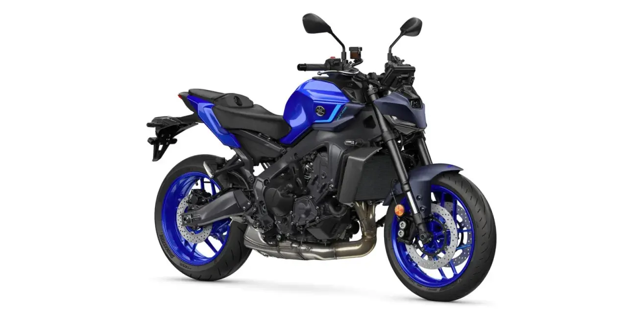 Niebieski motocykl Yamaha MT-09 z ciemnografitowymi elementami. Sprawdź yamaha mt-09 dane techniczne.