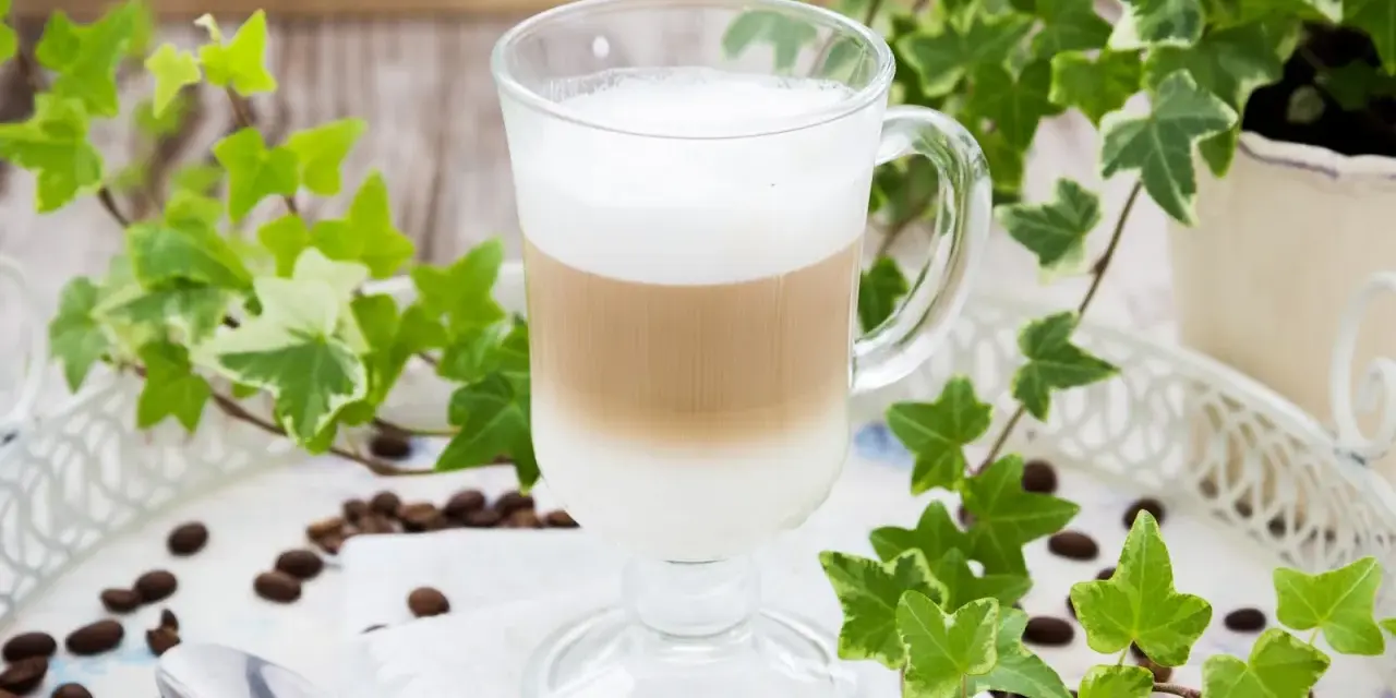 Warstwowy napój kawowy, idealny na poranek. Poznaj espresso macchiato przepis i stwórz własny!