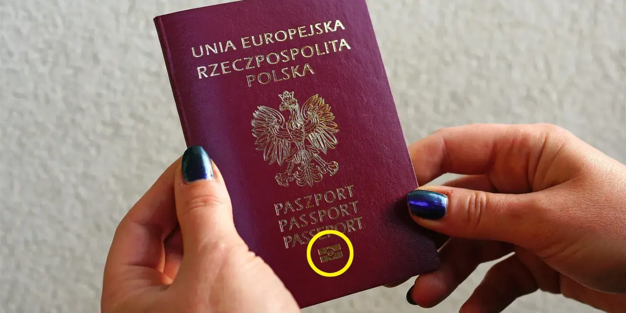 Jak odróżnić paszport biometryczny od zwykłego? Spójrz na symbol aparatu fotograficznego na okładce.