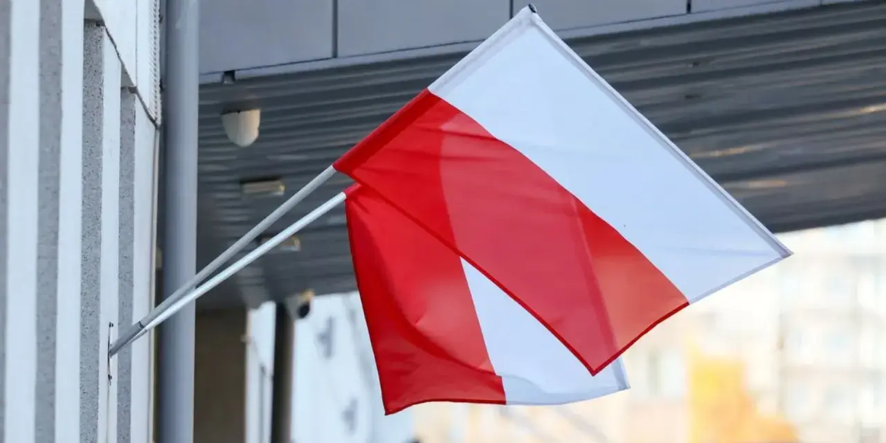 Flaga Polski powiewa na maszcie. Pamiętaj o ważnych datach, kiedy wywieszamy flagę.