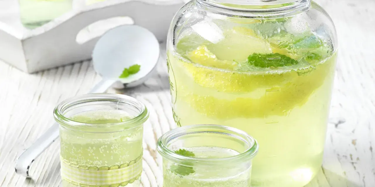 Erfrischendes Getränk mit Zitrone und Minze, perfekt für den Sommer. Waldmeister verwendung in Limonade ist eine köstliche Idee.