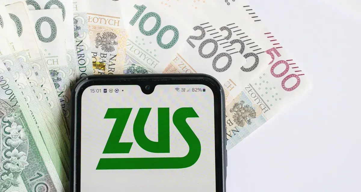 Na ekranie telefonu widnieje logo ZUS, a w tle polskie banknoty. Wszyscy zastanawiają się, kiedy będzie wypłacana trzynastka.