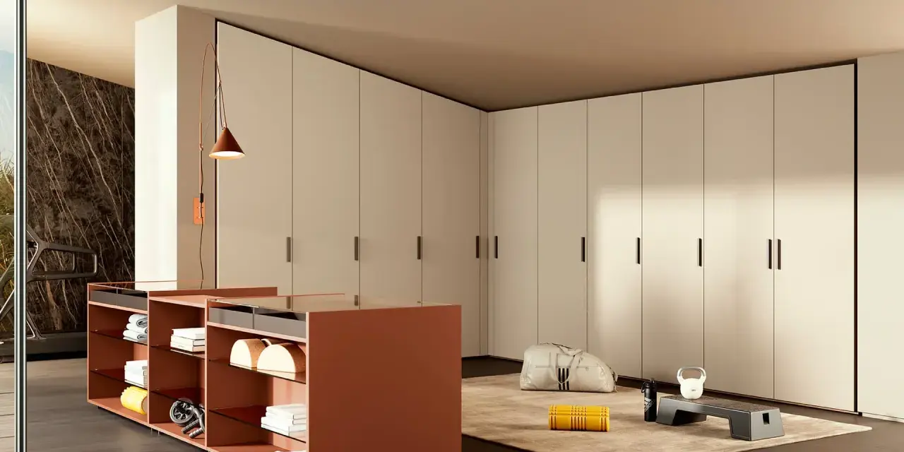 Cabina armadio angolare moderna con isola centrale e attrezzatura fitness. Organizzare con stile.