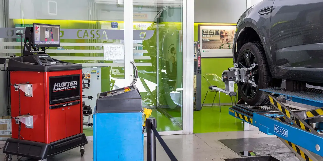Officina con macchinari Hunter per la convergenza ruote. Quanto tempo ci vuole per fare la convergenza? Dipende dal modello dell'auto e dalla complessità.