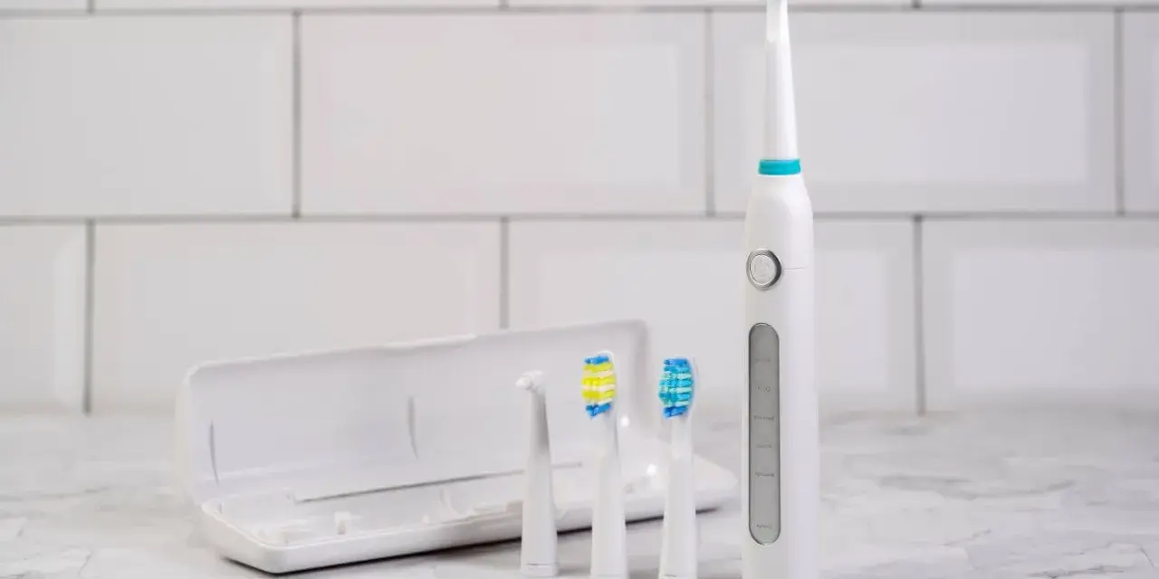 Mycie zębów szczoteczką soniczną: Opanuj technikę dla zdrowia!