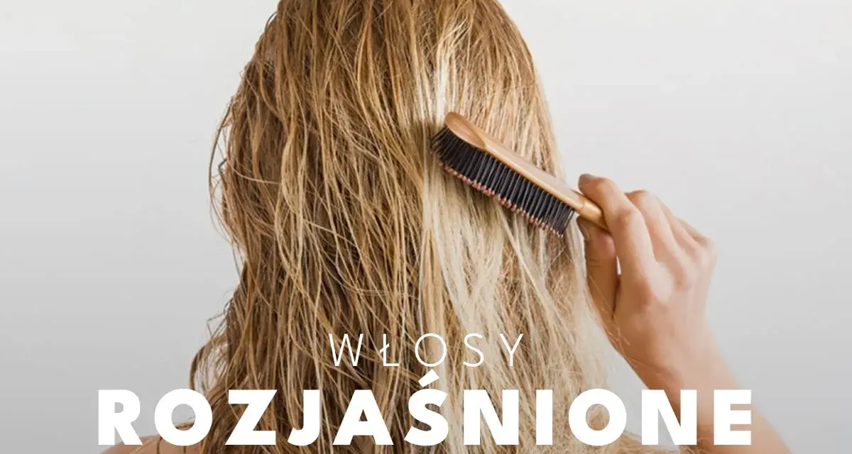 Zniszczone włosy po rozjaśnianiu domowe sposoby. Kobieta szczotkuje mokre, zniszczone włosy po rozjaśnianiu.