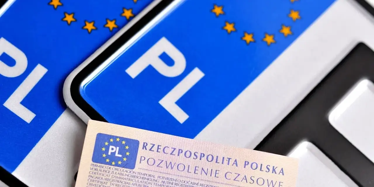 Polskie tablice rejestracyjne z symbolem UE i dokument "Pozwolenie Czasowe". Wymiary tablicy rejestracyjnej są standardowe.