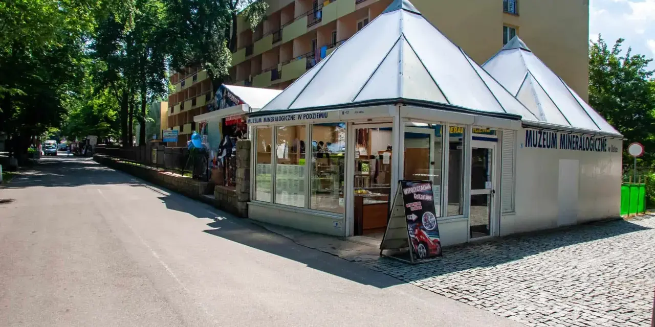 Muzeum minerałów Ustka zaprasza do podziemnych ekspozycji. Obok wypożyczalnia gokartów.