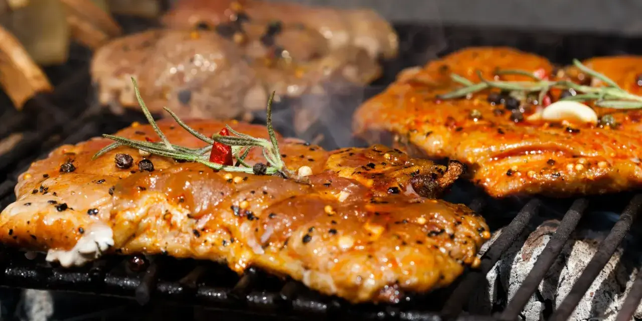 Soczysta karkówka na grillu, przyprawiona ziołami i pieprzem. Sekret jak zamarynować karkówkę na grilla żeby była miękka.