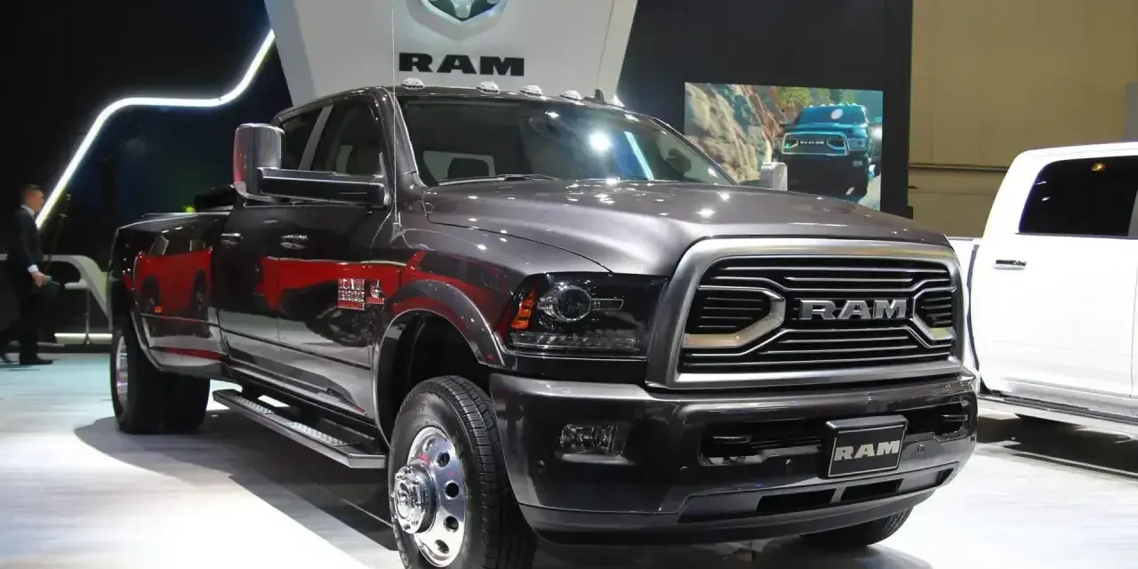 Ciemnoszary Dodge Ram 3500 z podwójnymi tylnymi kołami prezentuje się imponująco na wystawie.