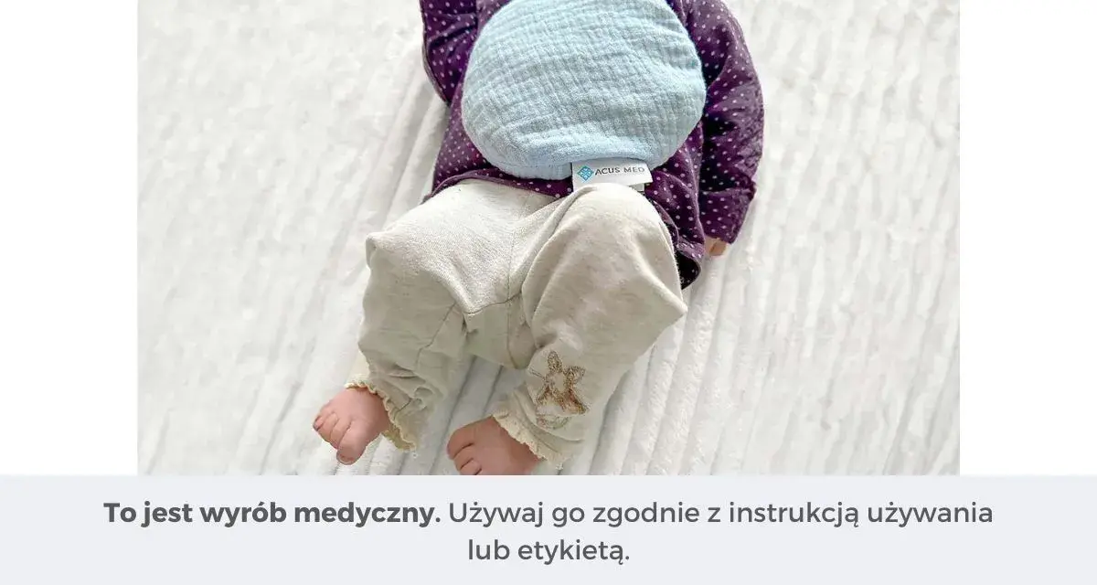 Ciepły termofor z pestek wiśni dla noworodka, delikatnie ogrzewający brzuszek.