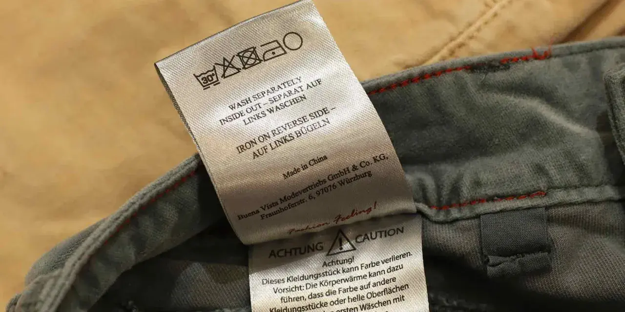 Pflegeetikett für Jeans: Waschen bei 30°C, separat, auf links. Bügeln auf links. Vorsicht: Farbe kann abfärben.