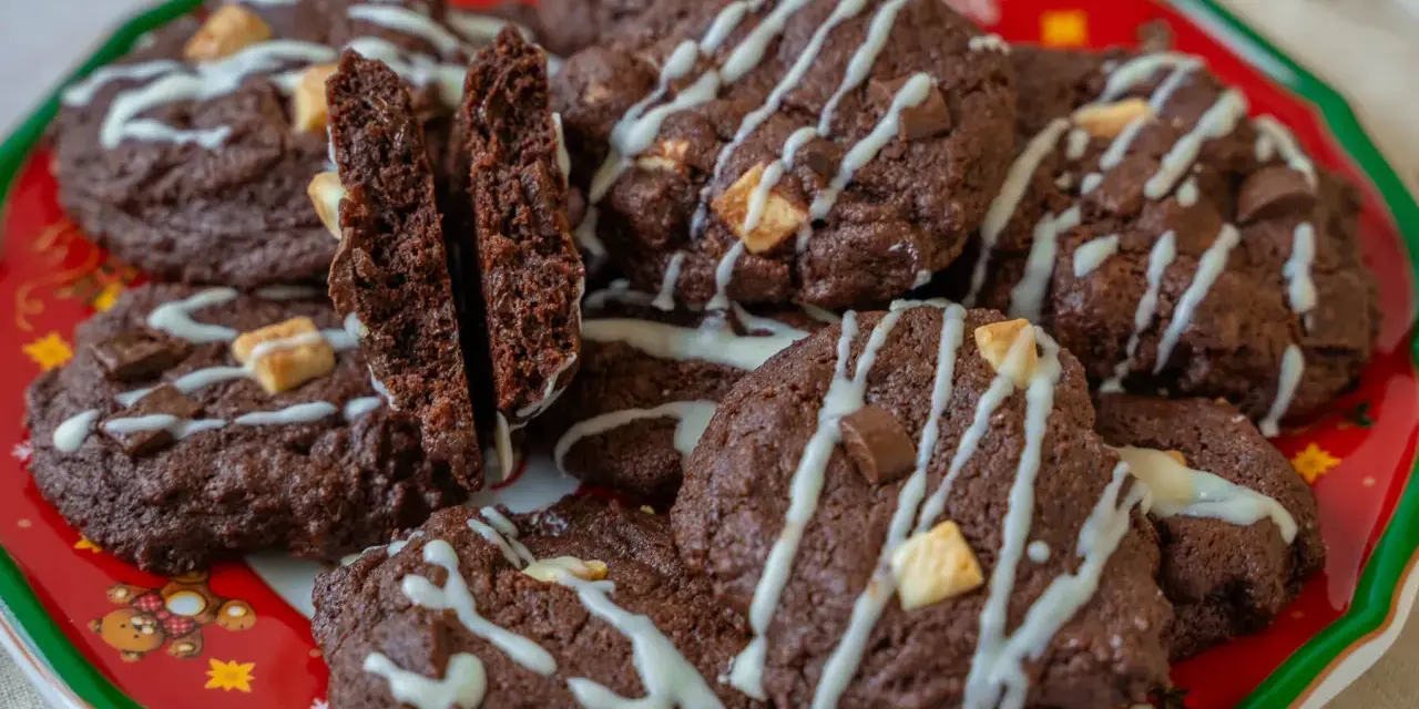 Saftige Triple Chocolate Cookies, perfekt für das nächste Weihnachtsfest. Dieses Rezept ist ein Traum für jeden Schokoladenliebhaber!