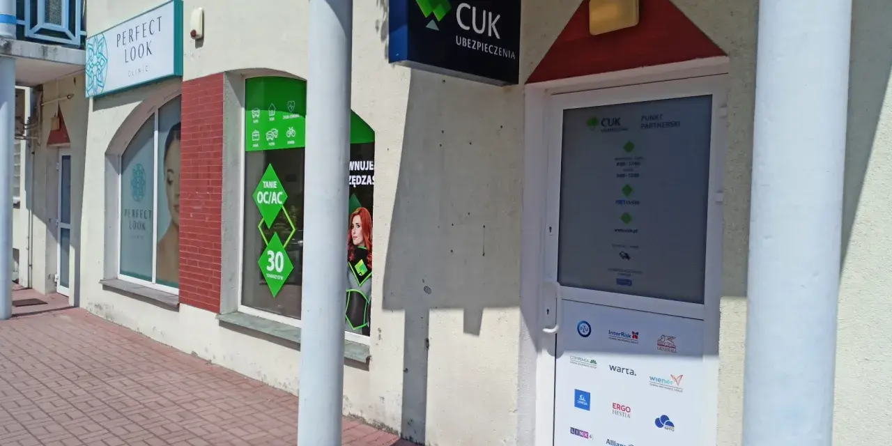 Budynek z szyldami "Perfect Look Clinic" i "CUK Ubezpieczenia" w Zielonej Górze.