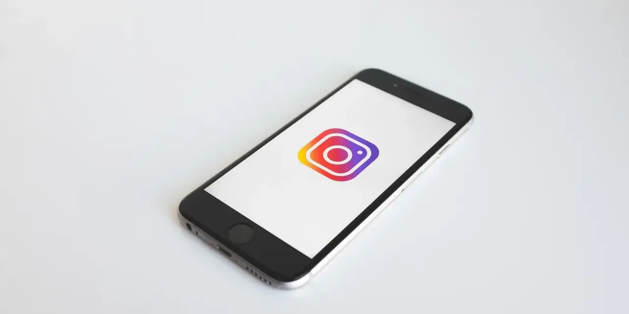 Smartfon z ikoną Instagrama. Czy to początek uzależnienia od Instagrama?