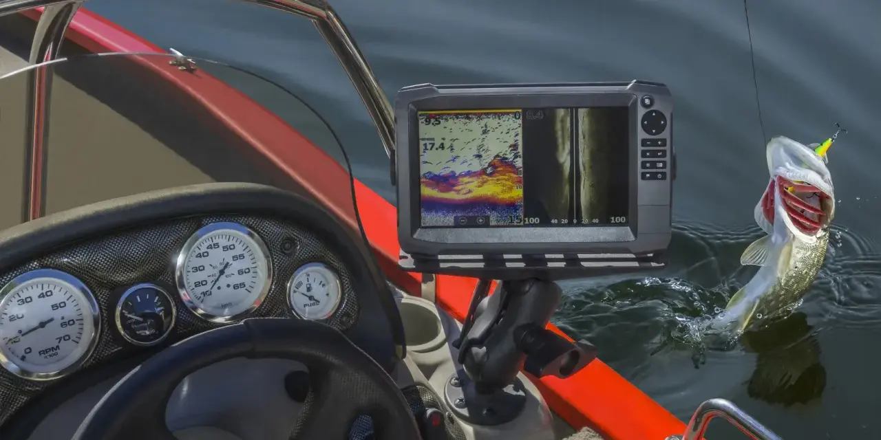 Ein Fisch springt aus dem Wasser, während das Echolot Bild Fische anzeigt.