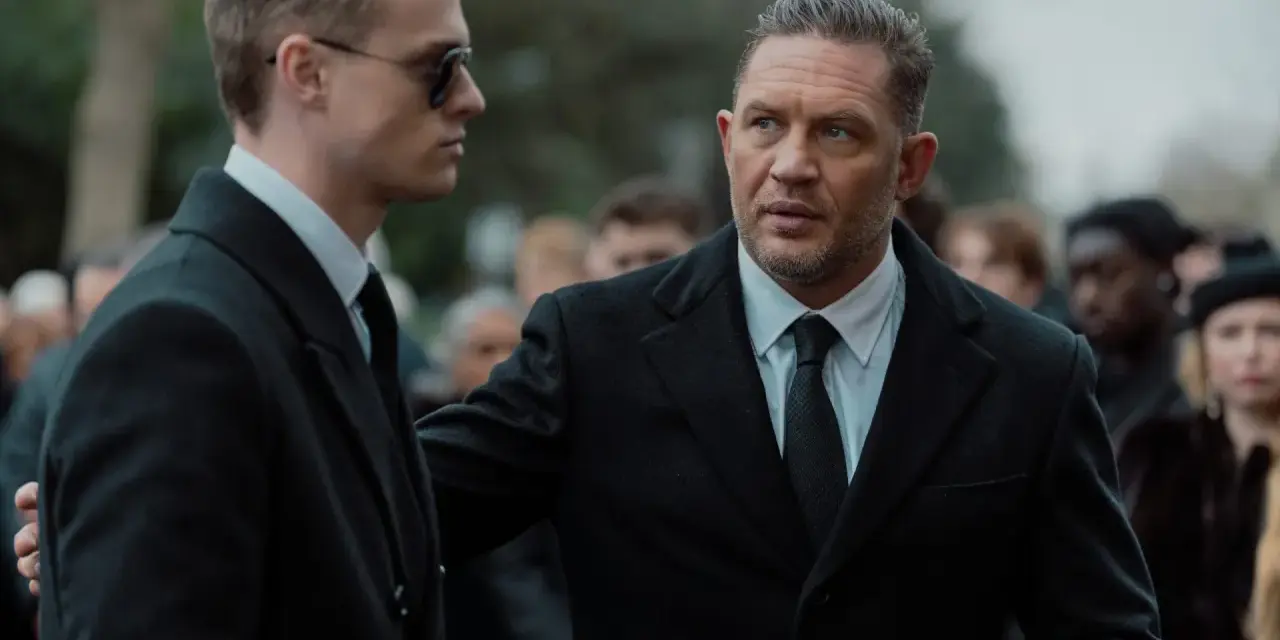 Tom Hardy i jego młodszy towarzysz w garniturach, część obsady "Strefy gangsterów", na pogrzebie.