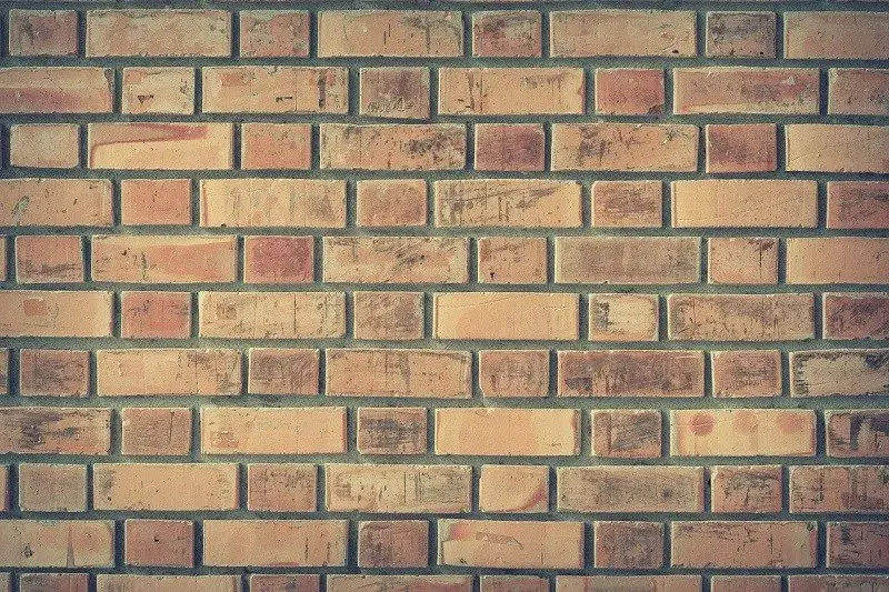 Cegły wystające co druga w murze – technika, która odmieni Twój budynek