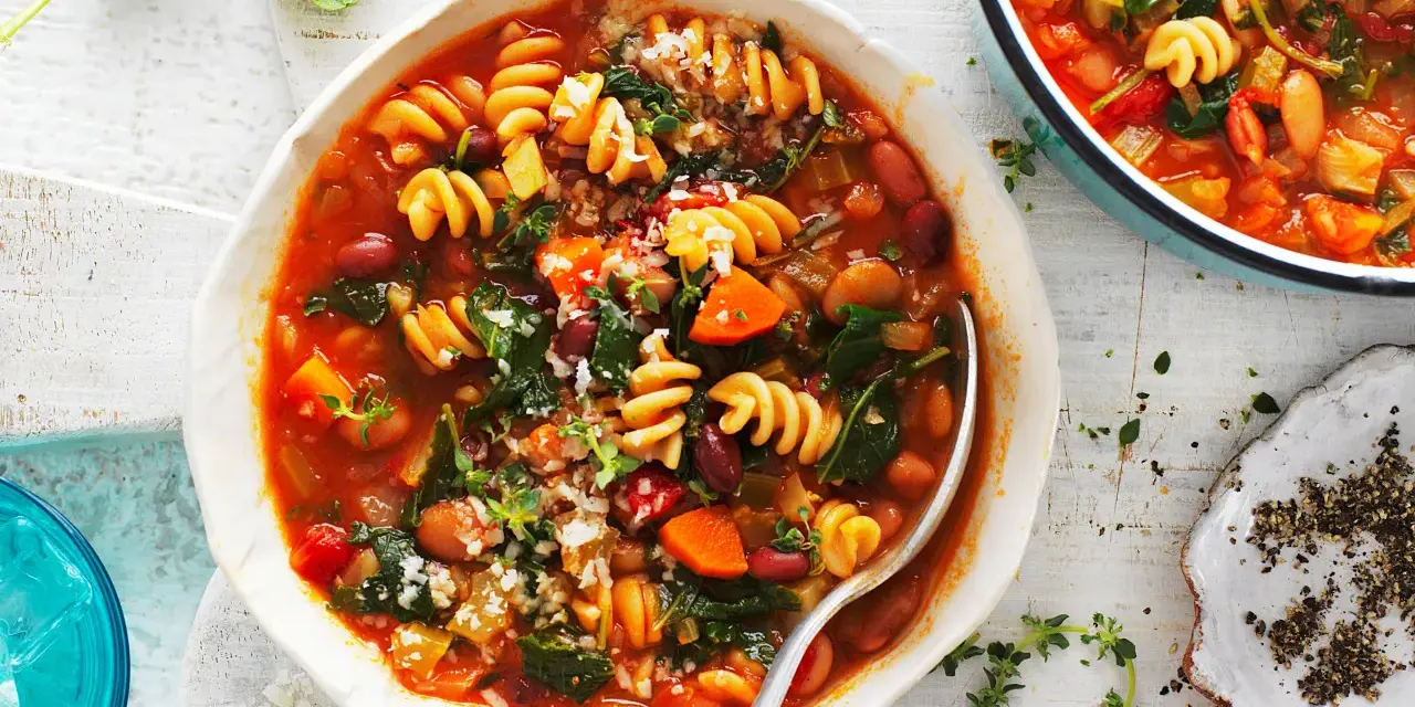 Aksamitna zupa minestrone z makaronem, fasolą i warzywami, posypana parmezanem. Idealna na chłodne dni.