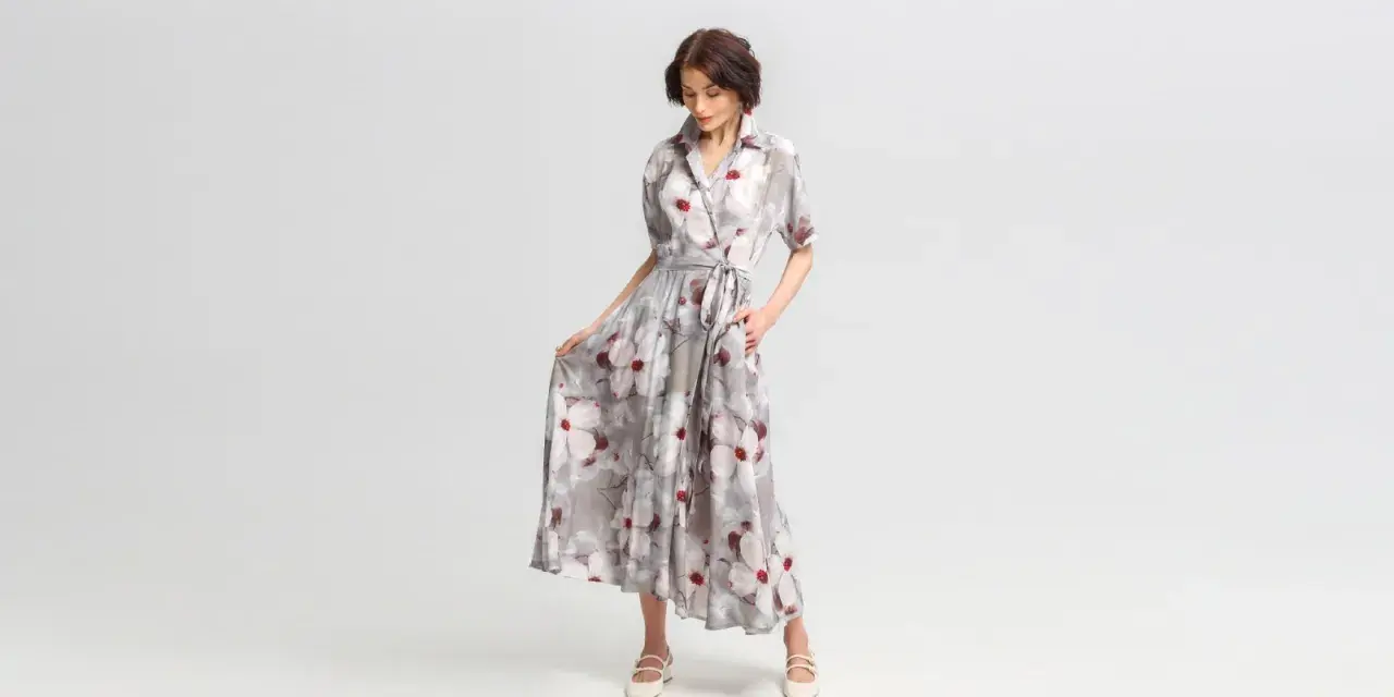 Elegancka sukienka maxi w kwiaty, idealna odpowiedź na pytanie jak się ubrać na wesele po 50. Lekka tkanina i subtelny wzór.