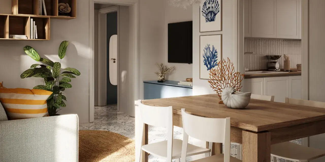 Tavolo in legno con sedie bianche, decorazioni marine e quadri a tema conchiglie: idee originali per arredare casa al mare.