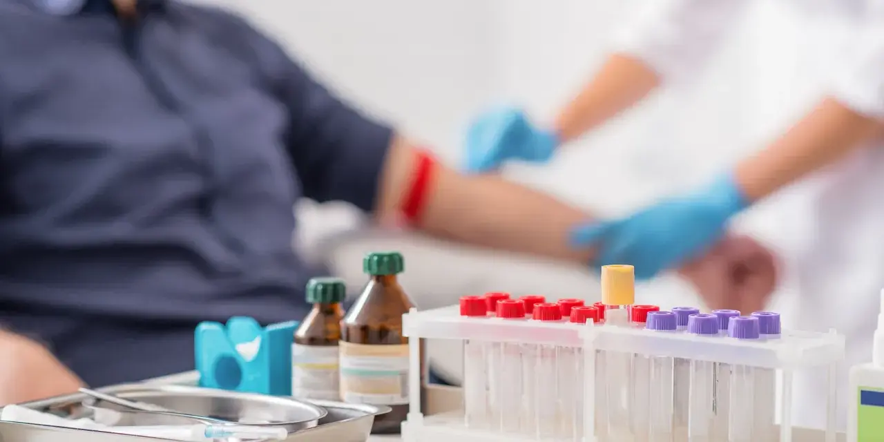 Pobieranie krwi w sobotę. Laboratoria pracują, by zapewnić ciągłość badań.