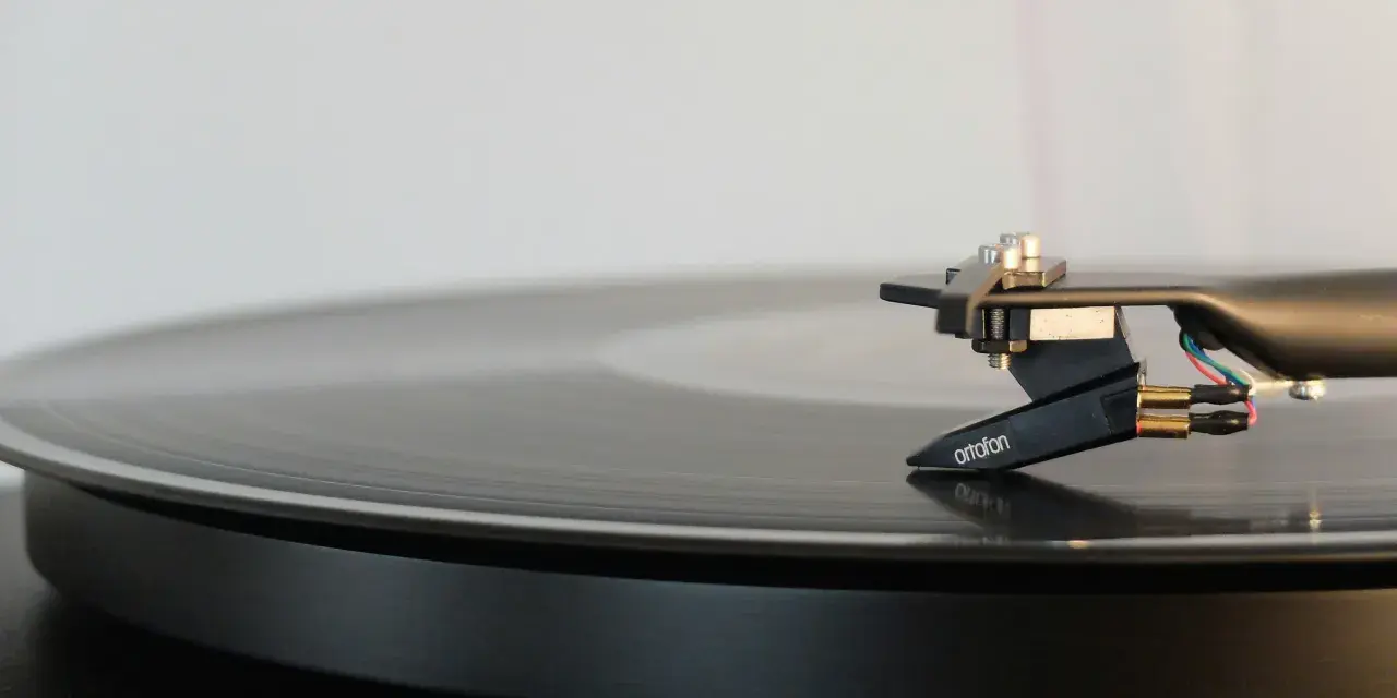 Agujas de tocadiscos sobre un vinilo. Ideal para descargar música libre de derechos gratis y crear tus propios ritmos.