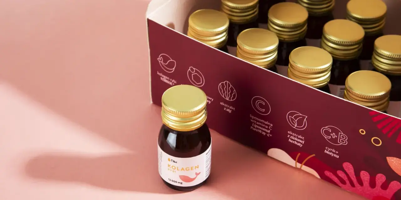 Pudełko z ampułkami kolagenu rybiego. Zastanawiasz się, jaki kolagen wybrać na zmarszczki? Ten produkt zawiera kolagen rybi VERISOL, witaminę C i ekstrakt z zielonej herbaty.