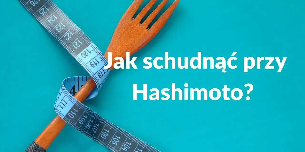 Miarka krawiecka owinięta wokół drewnianego widelca, z napisem "Jak schudnąć przy Hashimoto?". Kluczowe jest, co jeść przy Hashimoto żeby schudnąć.