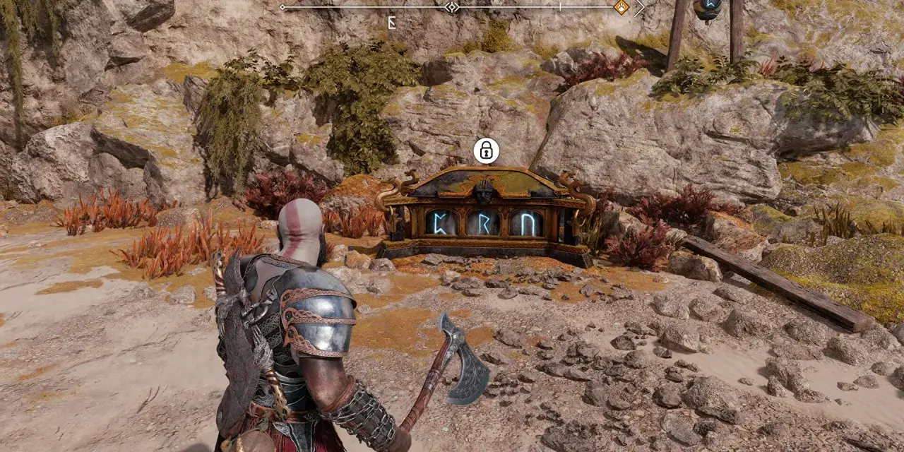 Kratos se acerca al cofre de las Nornas, custodiando las arenas prohibidas. Runas brillan en su superficie, prometiendo secretos.