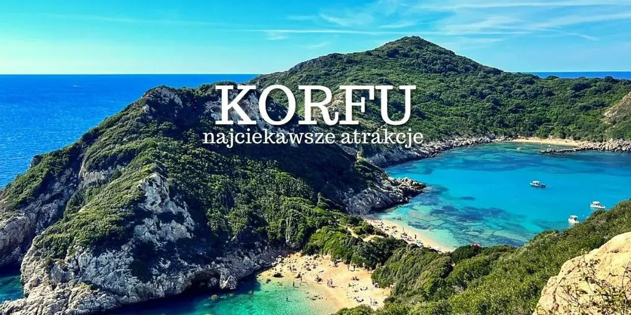 Widok na zatokę z turkusową wodą i plażą, otoczoną zielonymi wzgórzami. Idealne miejsce, by odkryć, co na Korfu zobaczyć.