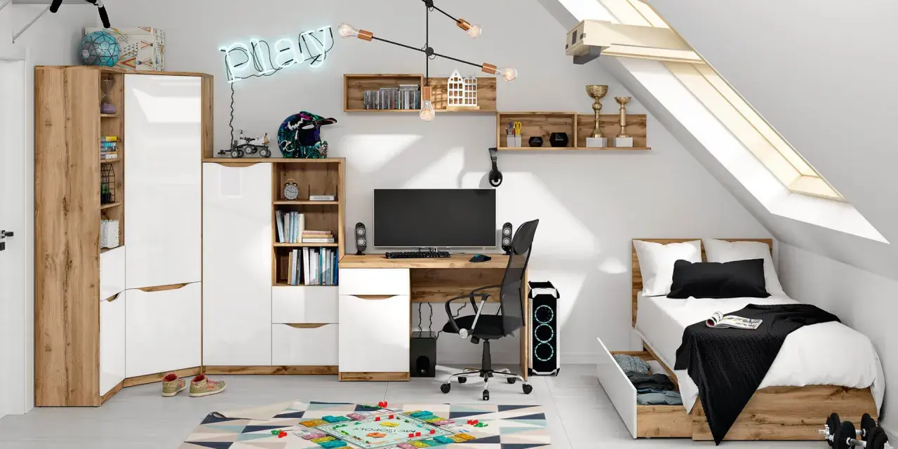 Nowoczesne pomysły na półki ścienne w pokoju młodzieżowym: drewno, biel i neonowy napis "play".