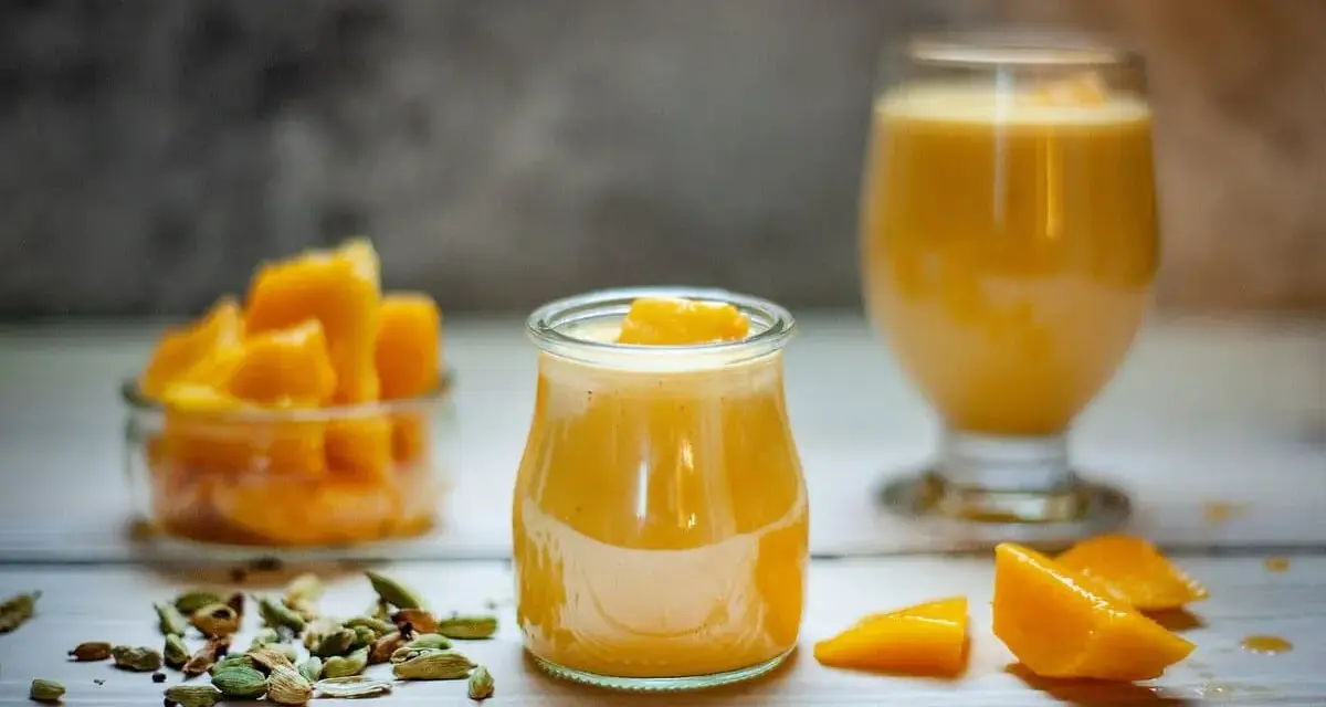 Deser z mango lassi i mus z marakui, z kawałkami mango i kardamonem.