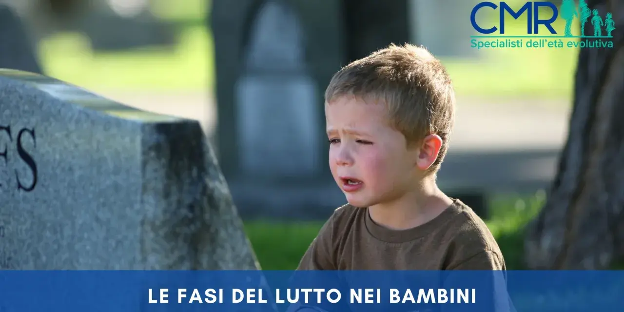 Bambino piange al cimitero, mostrando i sintomi fisici dello stress da lutto. Le fasi del lutto nei bambini.