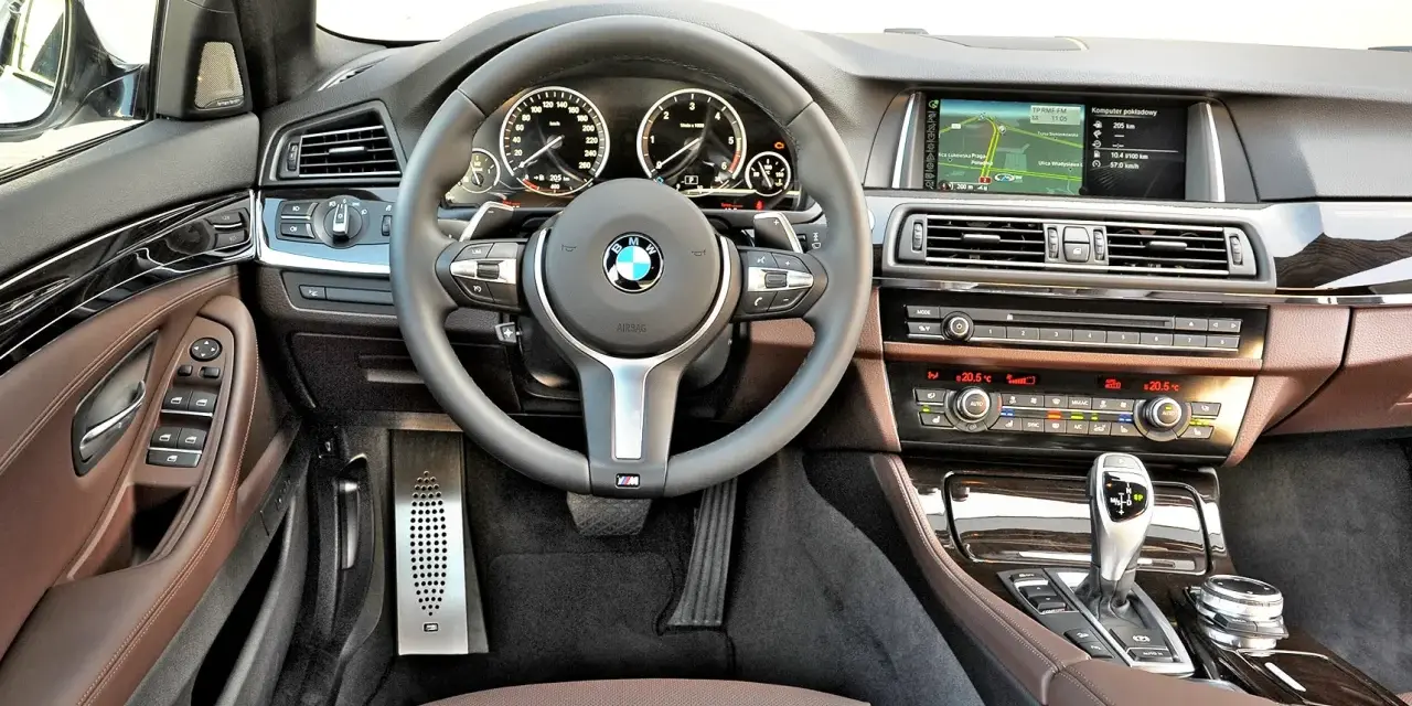 Wnętrze BMW 5 GT: skórzana tapicerka, nowoczesny kokpit z nawigacją i panelem klimatyzacji. Wady i zalety tego modelu warto rozważyć.