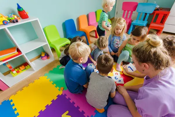 Ile zarabia opiekunka w żłobku prywatnym? Zaskakujące fakty o wynagrodzeniu