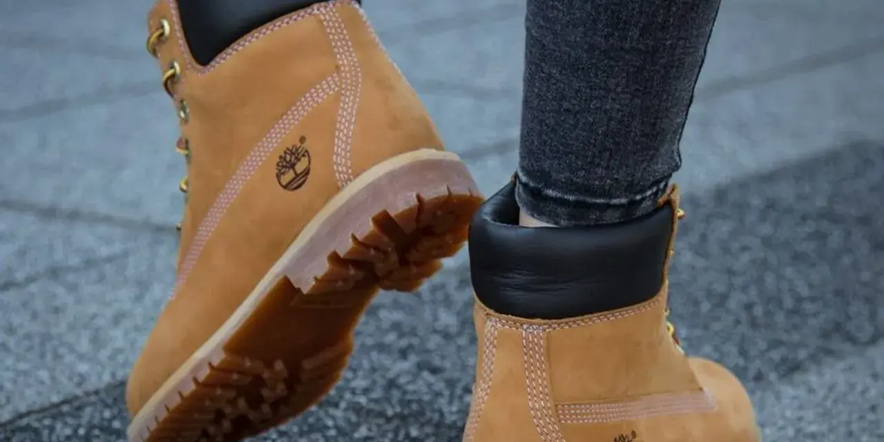 Klasyczne, brązowe buty Timberland, znane z trwałości i stylu. Timberland to firma tworząca obuwie na każdą pogodę.