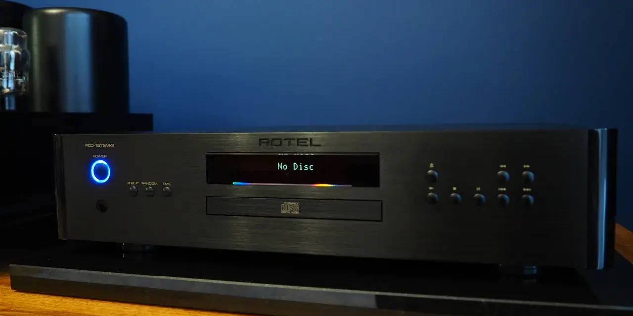 Elegancki odtwarzacz CD Rotel RCD-1572 MKII z podświetlanym na niebiesko przyciskiem zasilania i wyświetlaczem "No Disc".