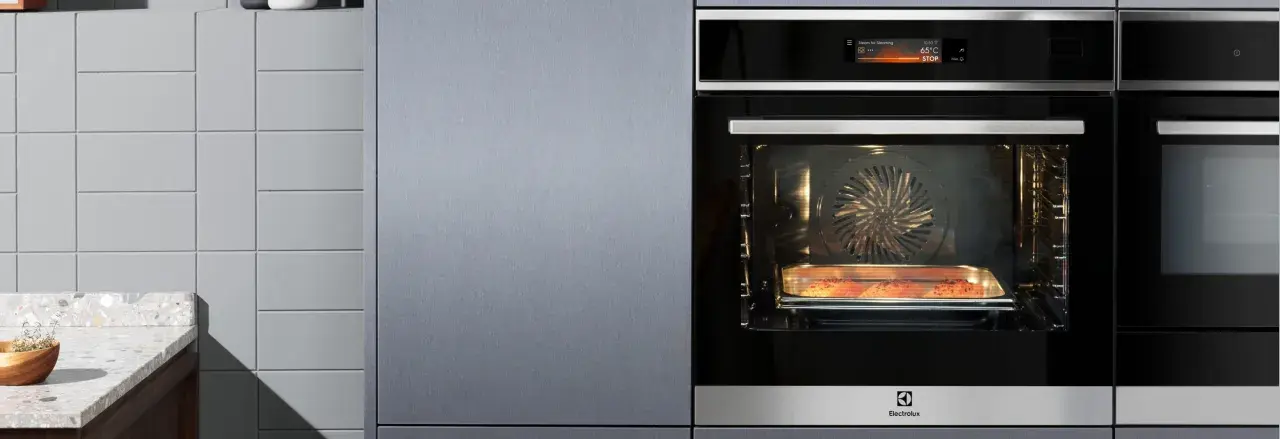 Horno de vapor AEG con salmón cocinándose en su interior.