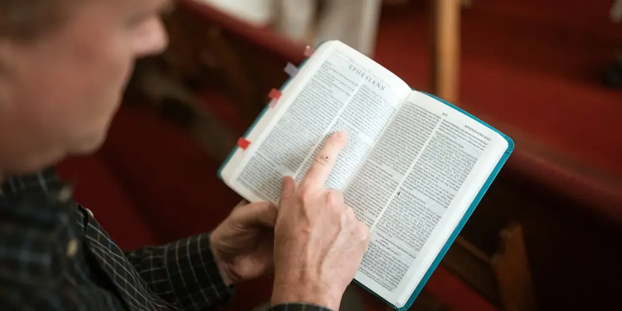 Mężczyzna czyta Biblię, szukając duchowego pokarmu, niczym manna z nieba.